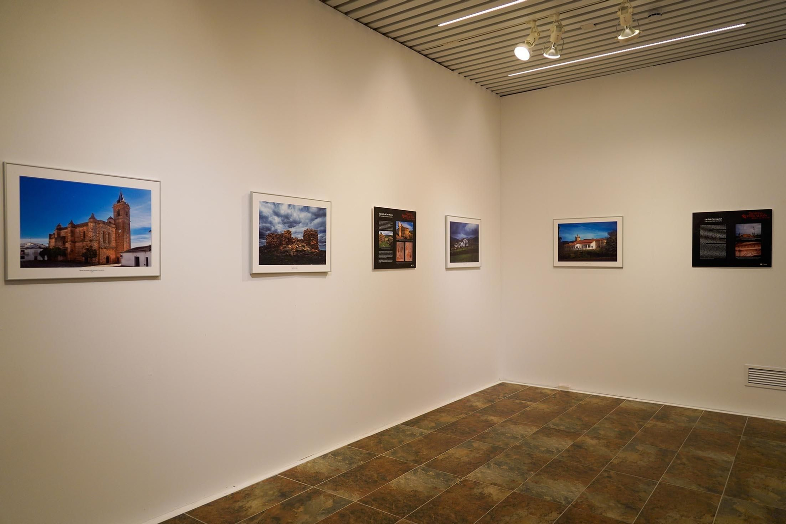 Imágenes de la inauguración de la exposición 'Ermitas de repoblación en la Sierra de Huelva' por La diputada de Cultura, Gracia Baquero, y el autor de la exposición, Jorge Garrido.