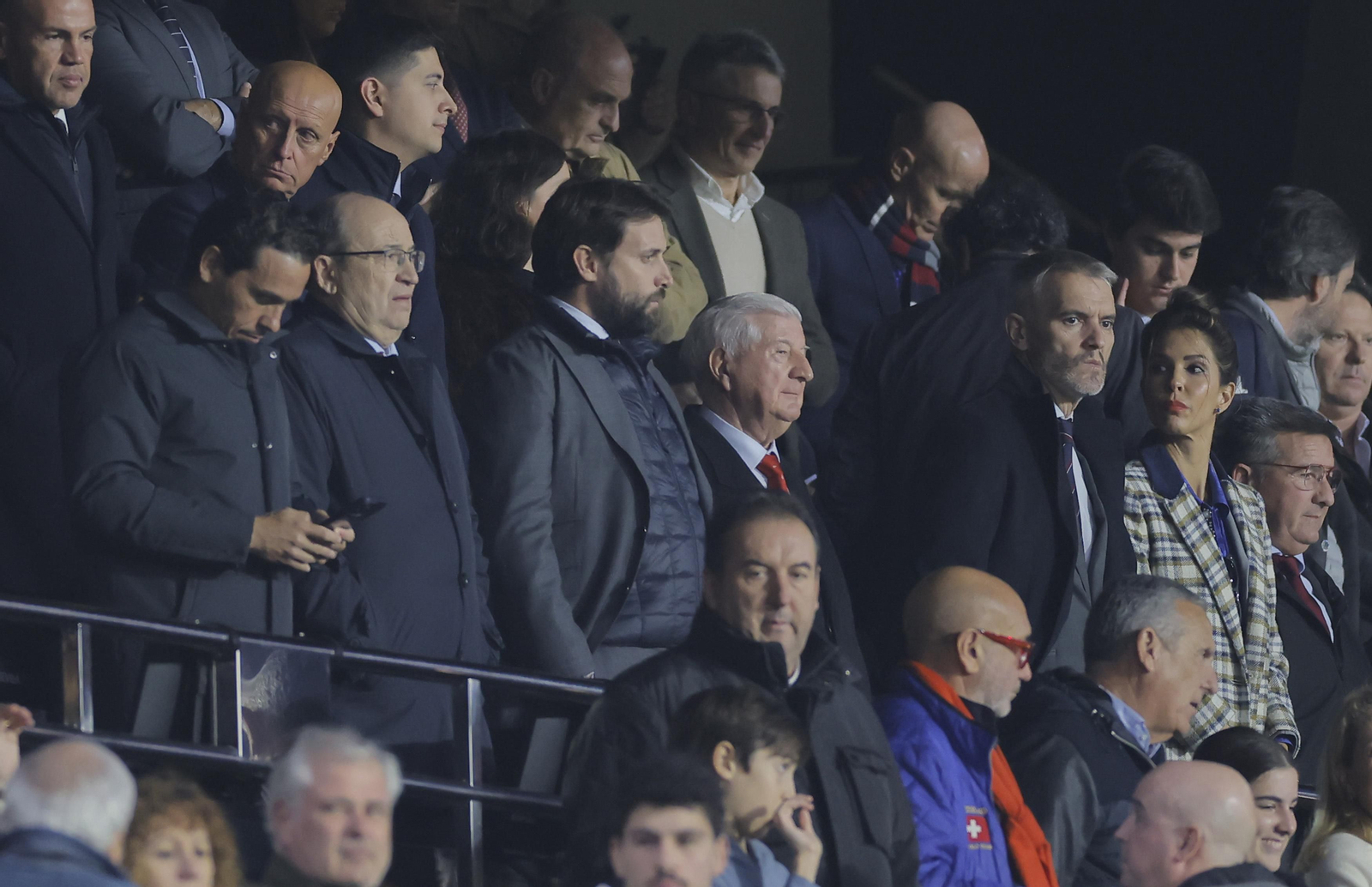 Fernando Carrión y Gabriel Ramos, en el centro del palco del Sevilla. entre , Enrique de la Cerda y Carolina Alés, ayer en el palco.