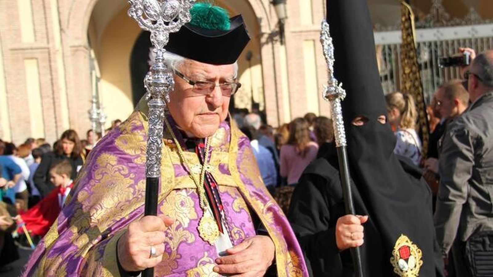 El padre Manuel Gámez en la procesión de la hermandad del Monte Calvario.