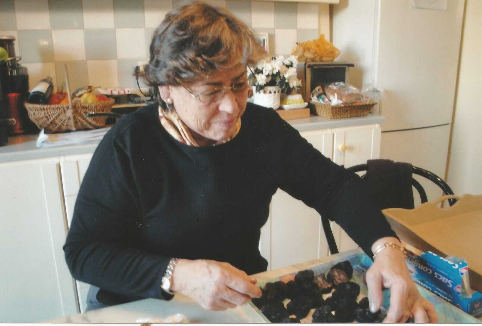 La autora se afana en la limpieza de trufas  negras del Perigord.