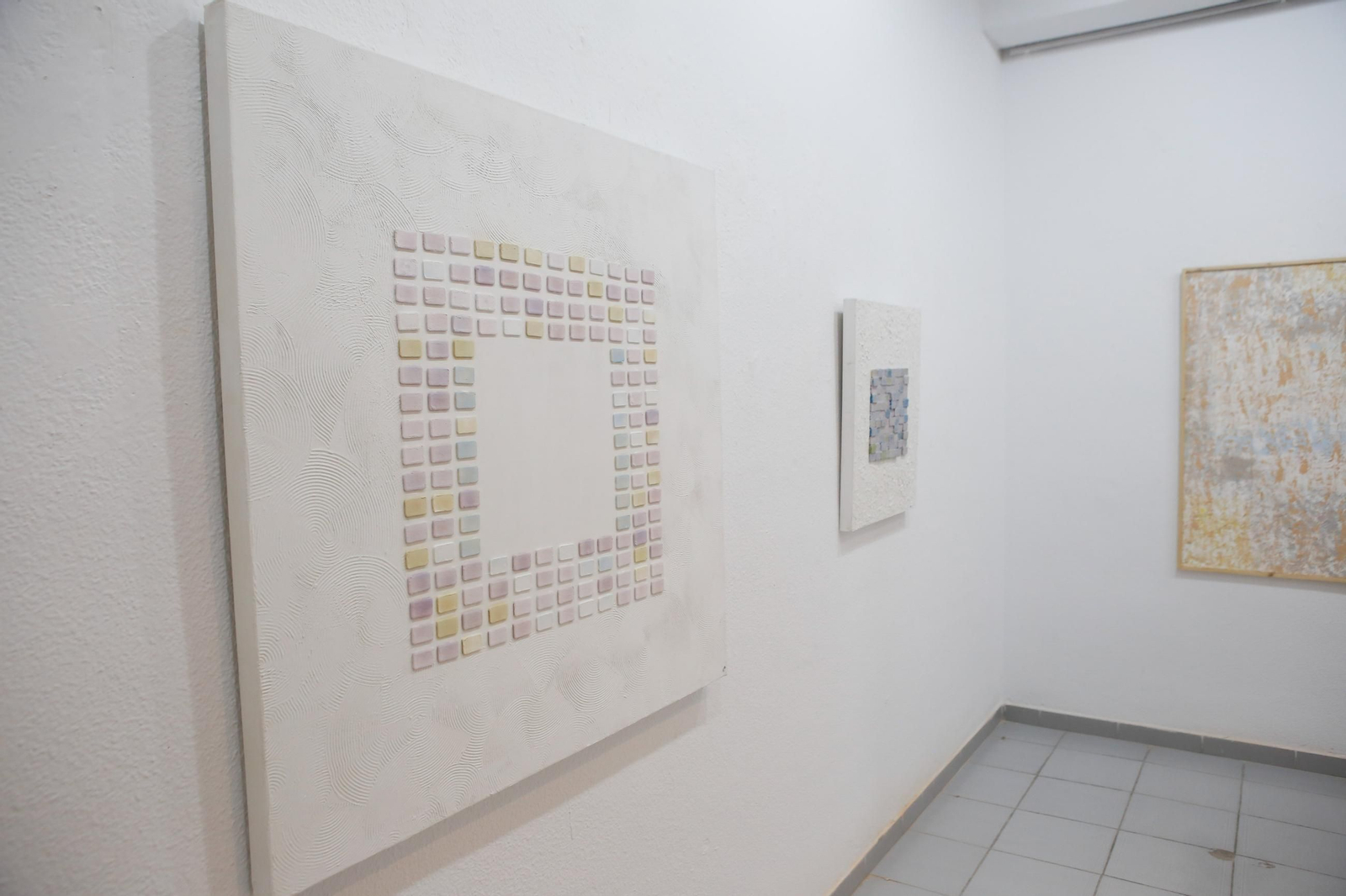 Las fotos de la exposición El mundo de Ara de Feli Muñoz en la sala Cajasur de Algeciras