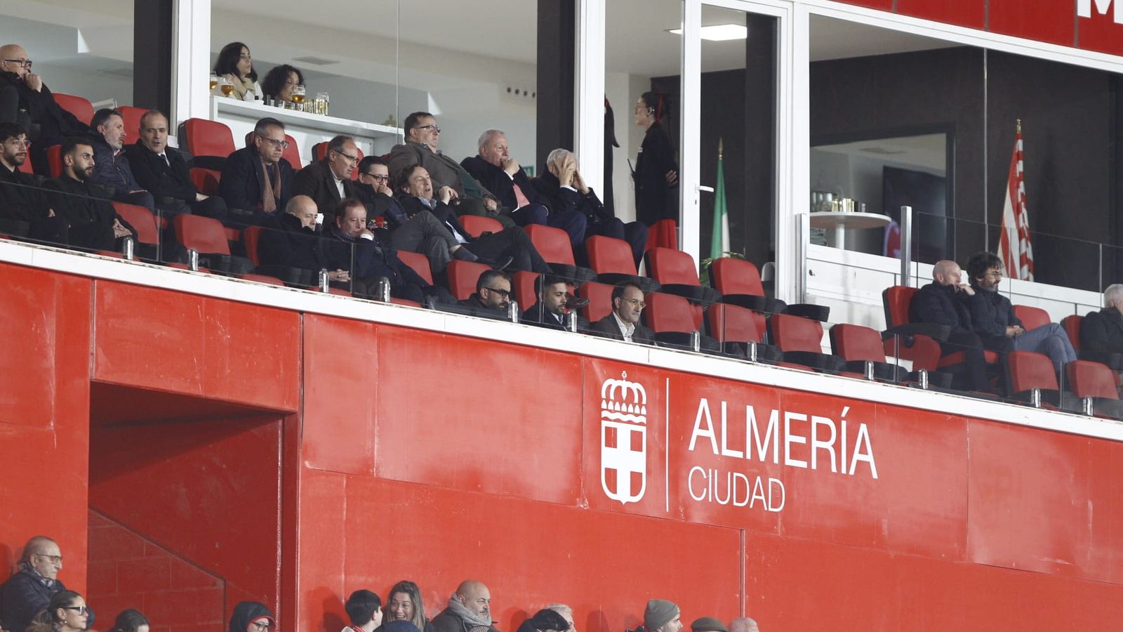 El palco presidencial en el transcurso del duelo ante el FC Andorra, con representantes políticos y dirigentes actuales y del pasado rojiblanco.