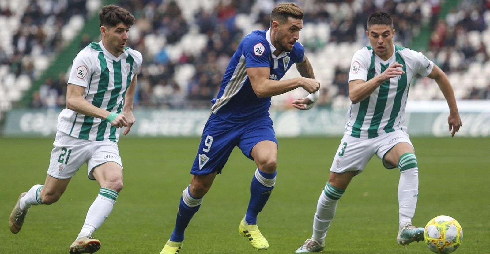 Samu Delgado intenta zafarse de Javi Flores y Jesús Álvaro en El Arcángel.