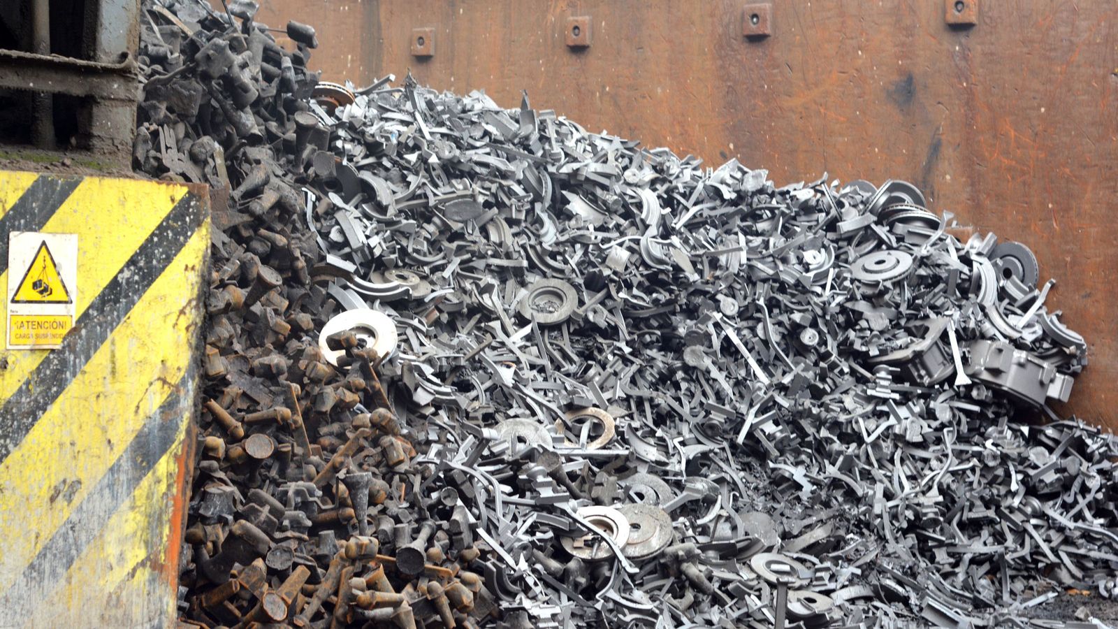 El cubilote también se alimenta con chatarra férrica procedente de la propia fábrica, en un ejemplo de economía circular.