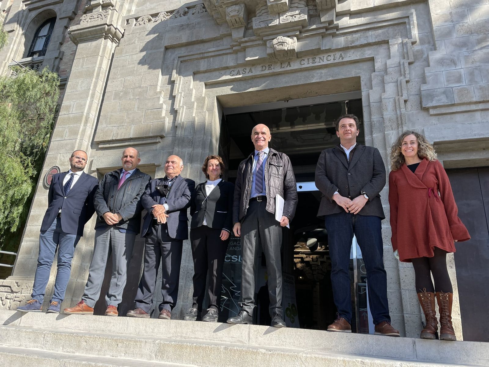 El alcalde posa junto con los responsables municipales y de los centros de investigación en la puerta de la Casa de la Ciencia.