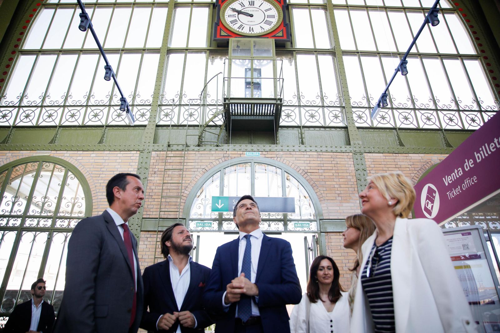 El delegado del Gobierno, Pedro Fernández, visita la estación histórica de Renfe en Almería, en imágenes