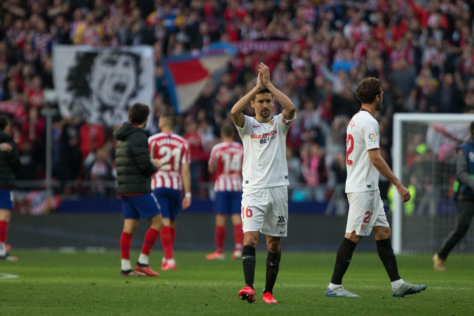 Jesús Navas saluda a la afición ante Franco Vázquez en el Wanda Metropolitano.