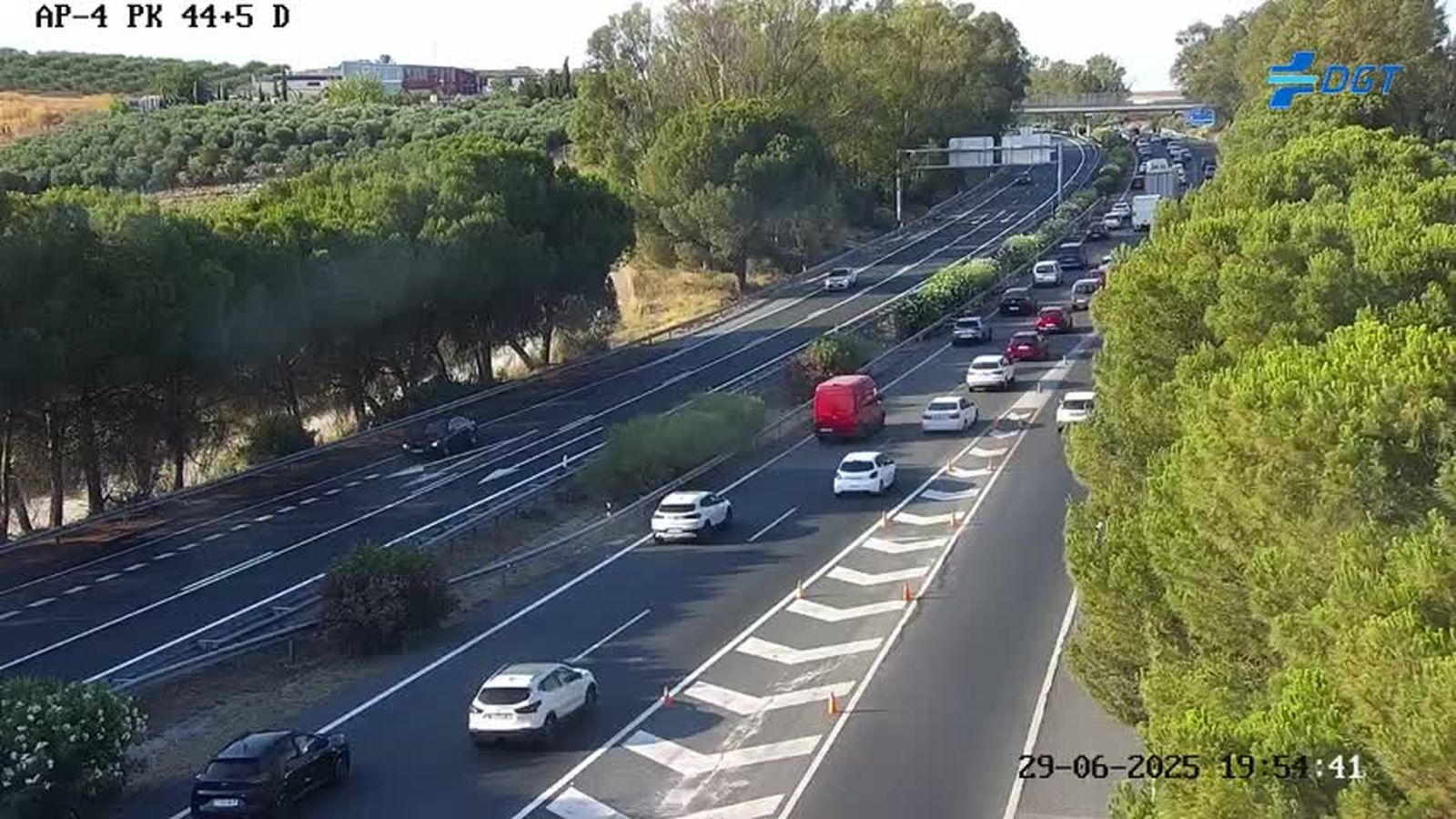 Tráfico intenso en la AP-4 rumbo a Sevilla.