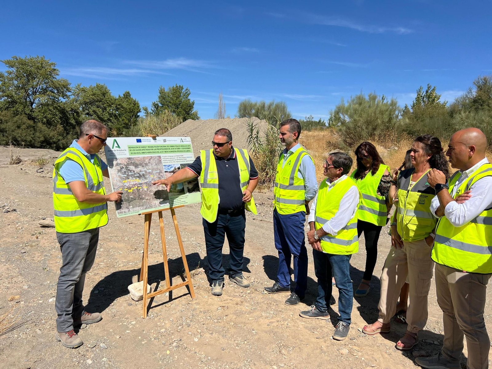 El consejero de Agricultura en la visita de las obras del cauce.