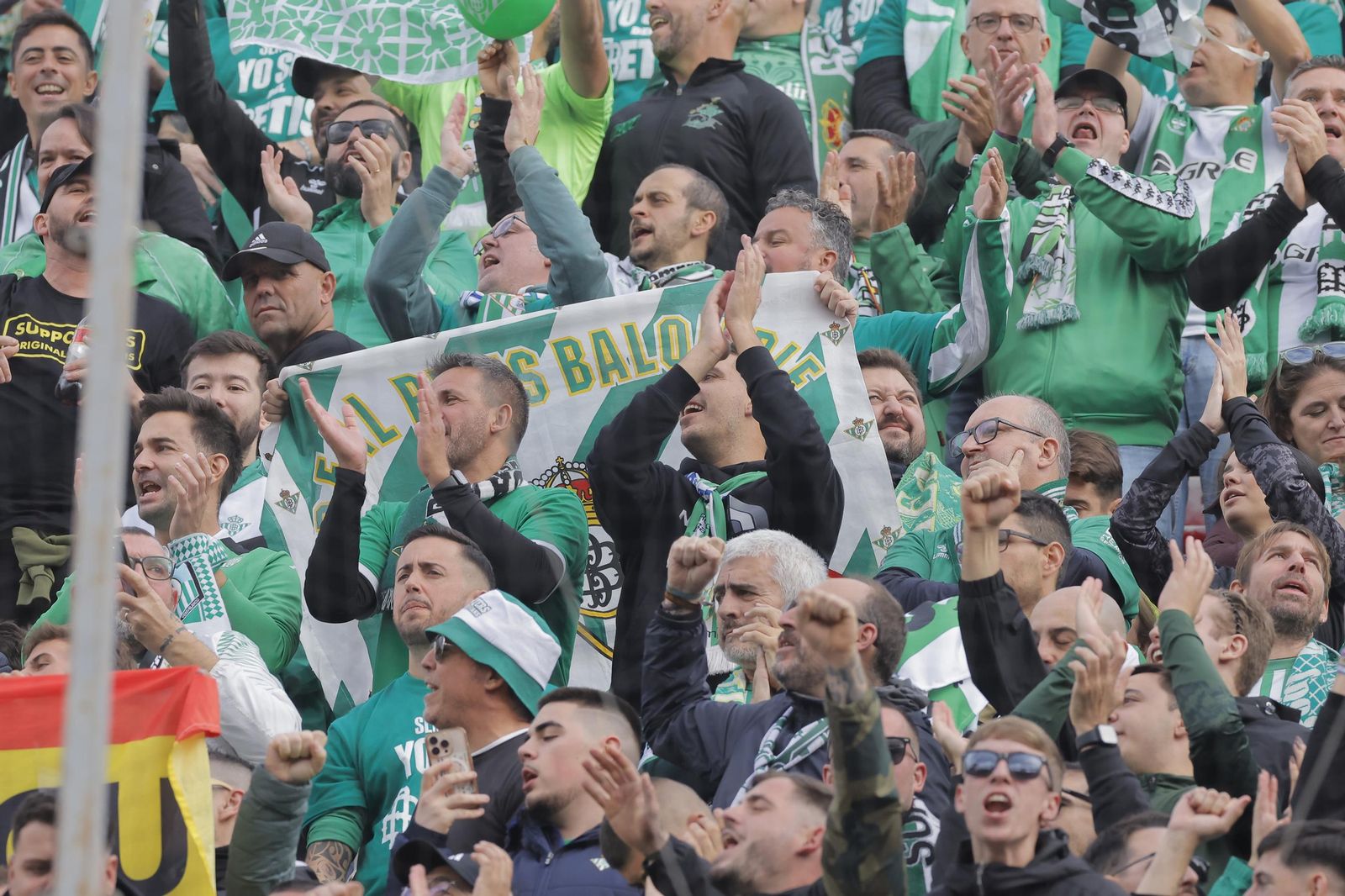 Búscate en las fotos del Sevilla -Betis