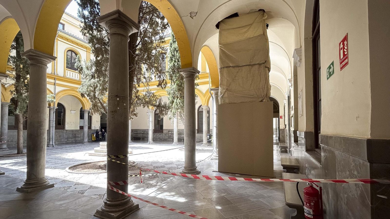 Patio Eduardo Hinojosa en Derecho.