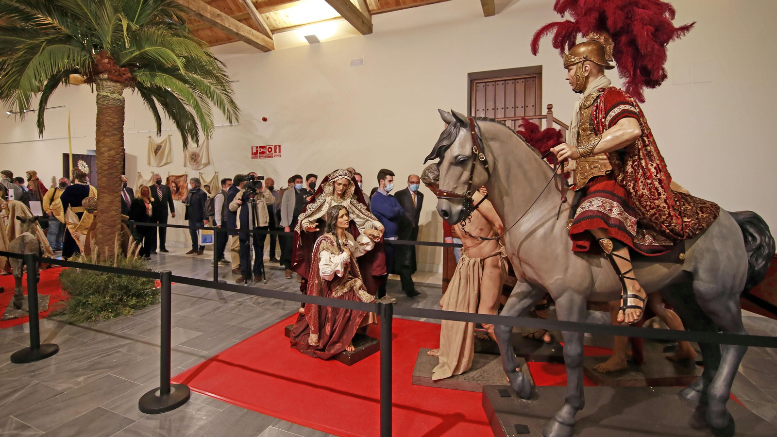 Imágenes de la magna exposición de las cofradías en Los Claustros
