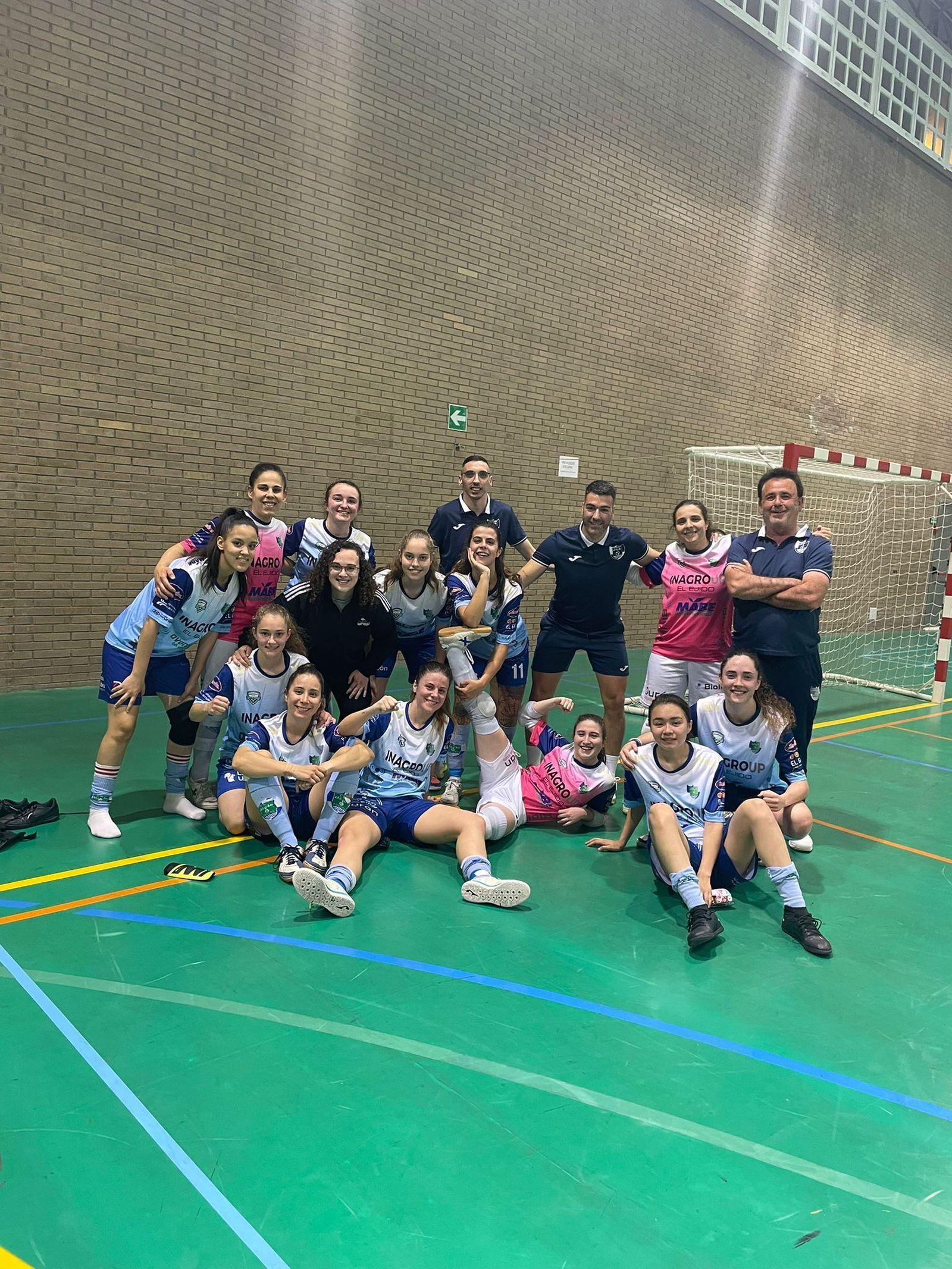 El conjunto celeste celebra su victoria frente a Alicante sobre la pista del Pabellón de Deportes de Santa María del Águila.