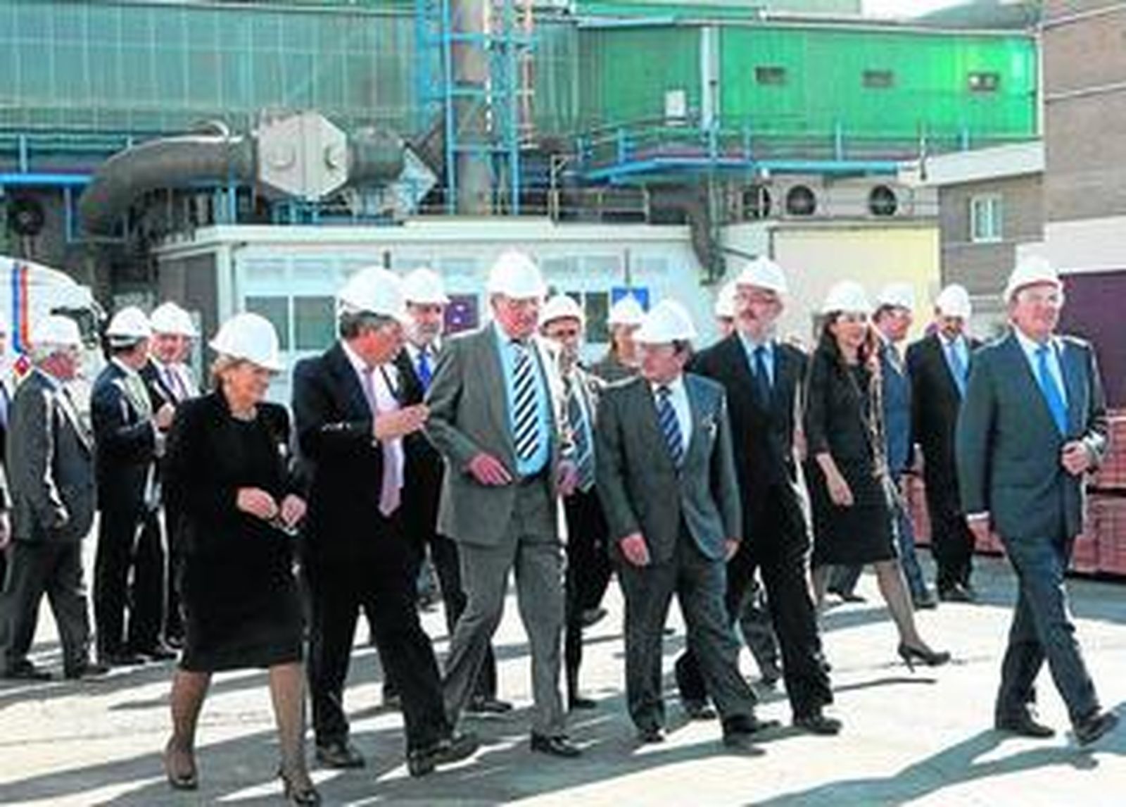 Las autoridades locales y regionales acompañaron ayer al Monarca durante la visita a las instalaciones del complejo metalúrgico de Atlantic Copper.