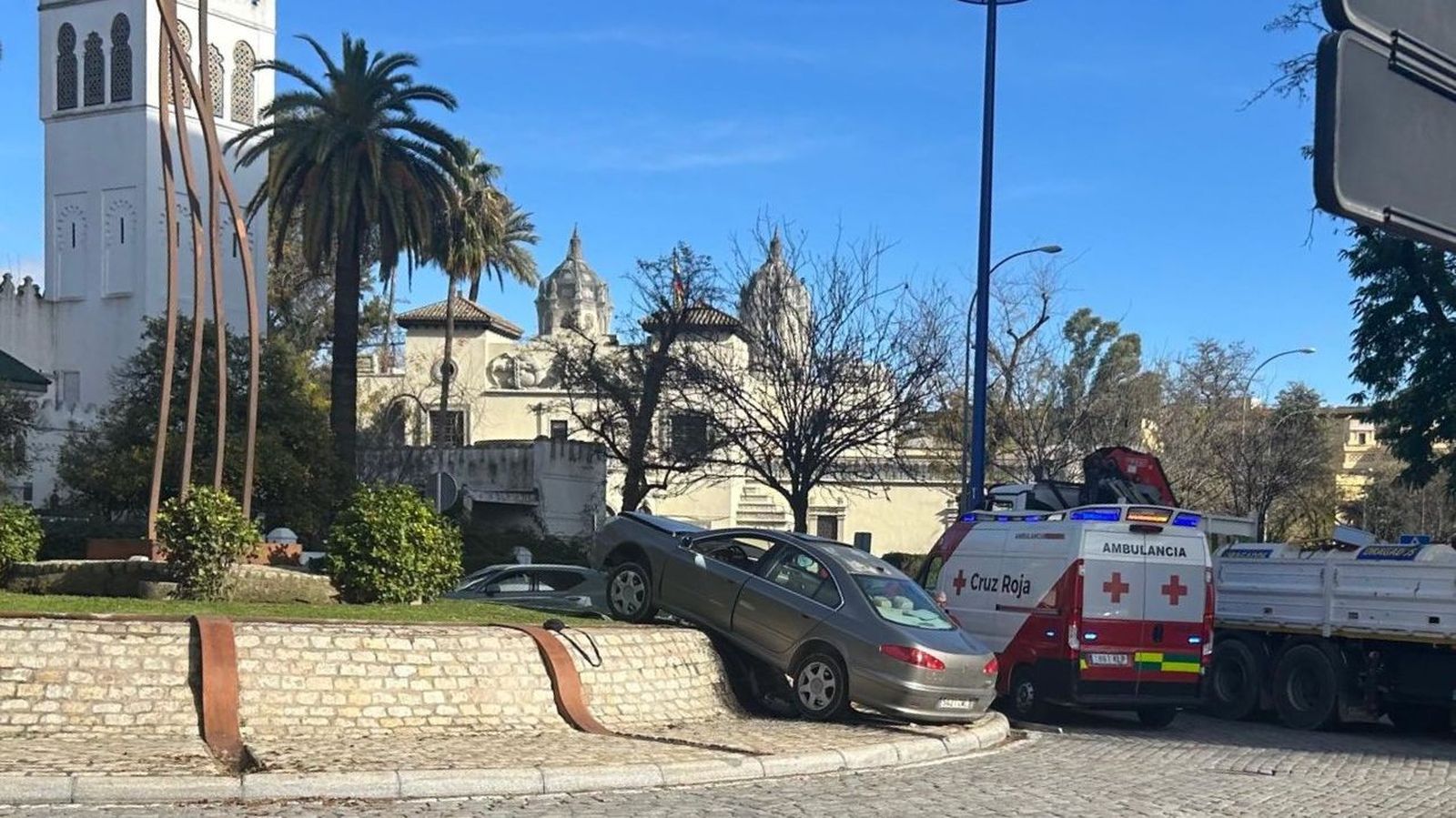 El coche se quedó casi subido del todo al Monumento Alegórico al Puerto y Sevilla.