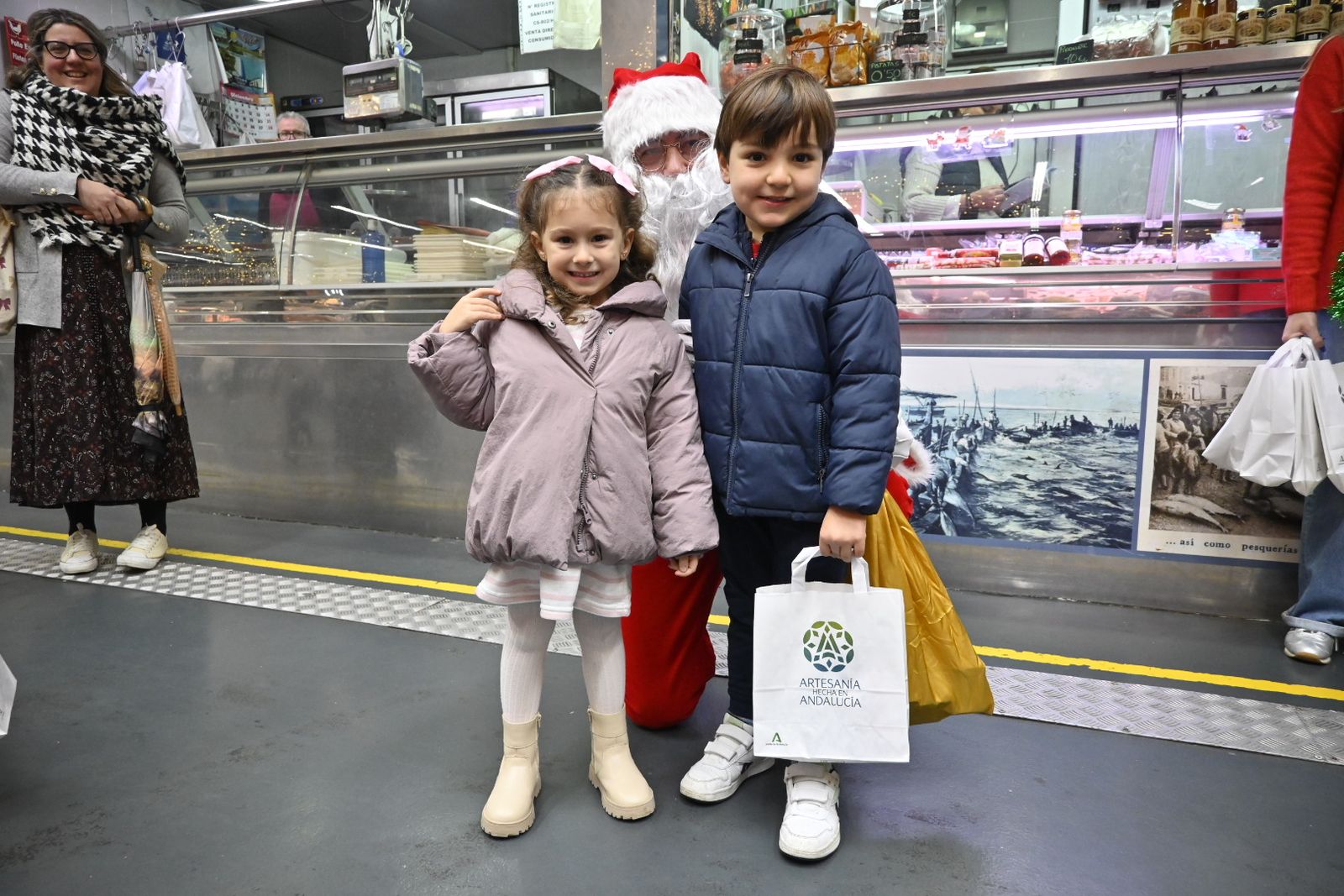 Papá Noel visita el mercado de El Carmen de Huelva, en imágenes