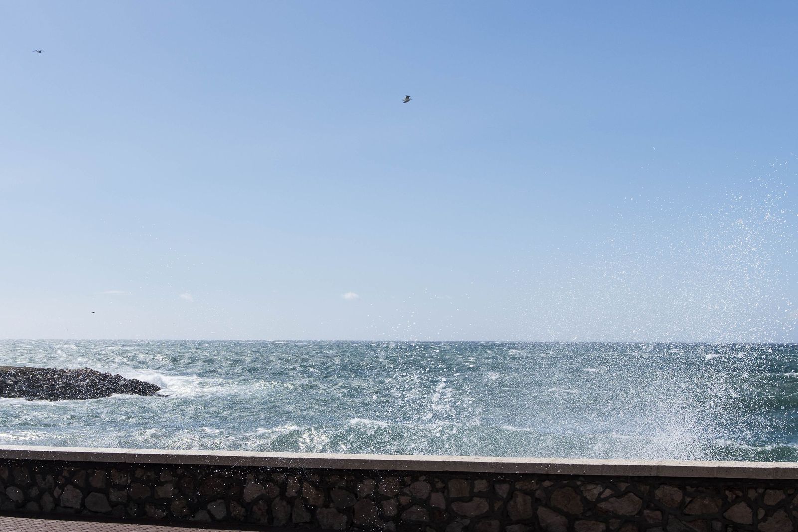Las imágenes del viento que sacude Almería con rachas de hasta 93 km/h