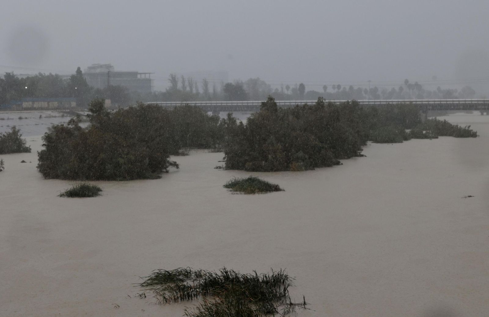 Las imágenes de la crecida del río Guadaíra a su paso por Sevilla