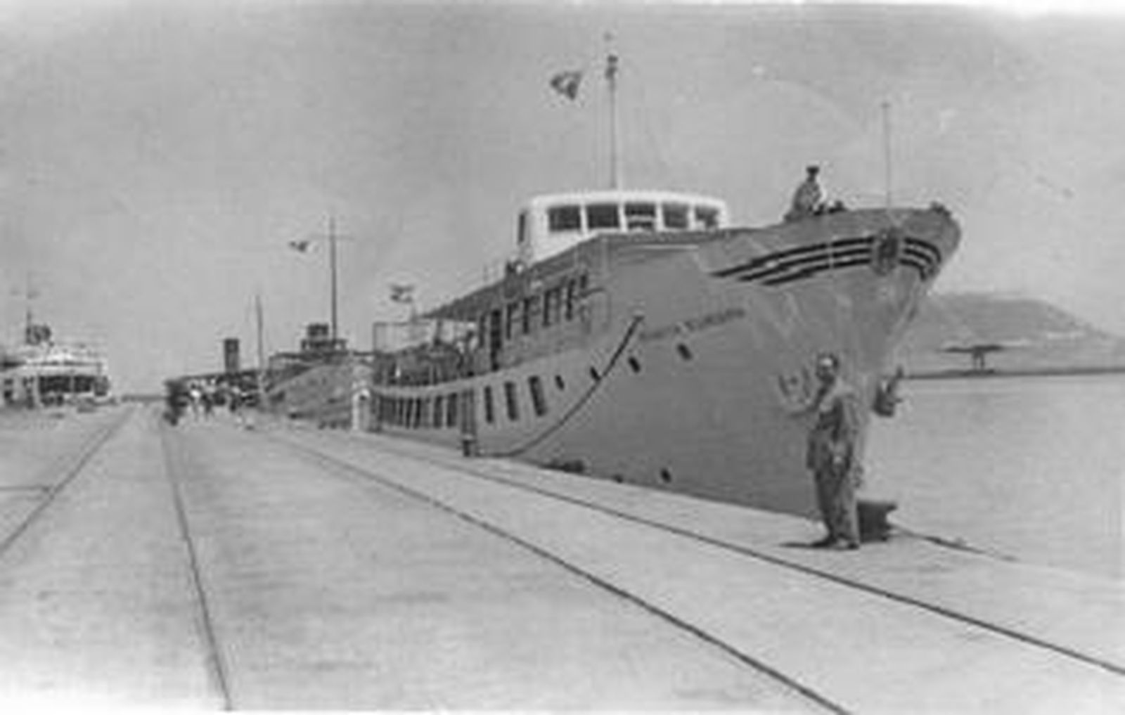 Fotografía perteneciente a la coleccion privada de Carlos de las Rivas en la que aparece él en la proa del 'Punta Europa'.