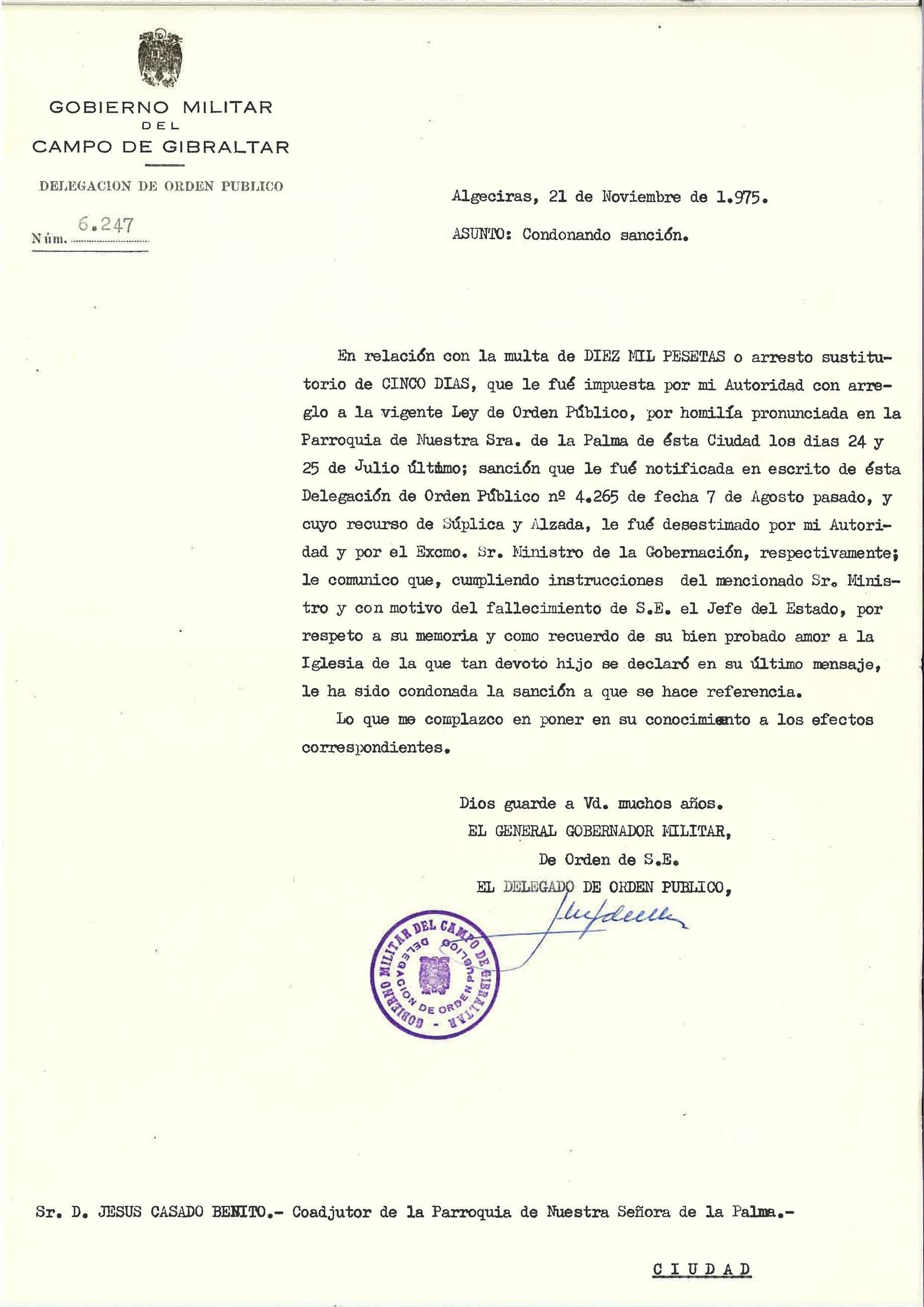 El escrito en el que se le condonaba la sanción a Jesús Casado el día después del fallecimiento de Franco.