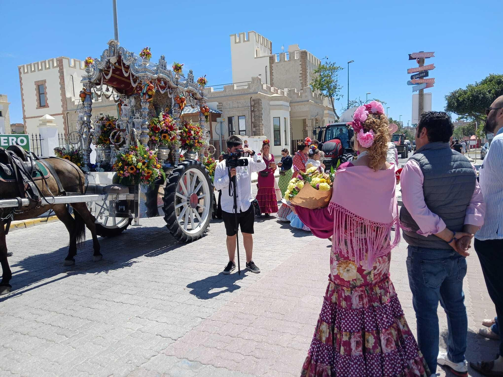 Rocío 2024: Imágenes del Primer día de embarque de romeros en Bajo de Guía en Sanlúcar