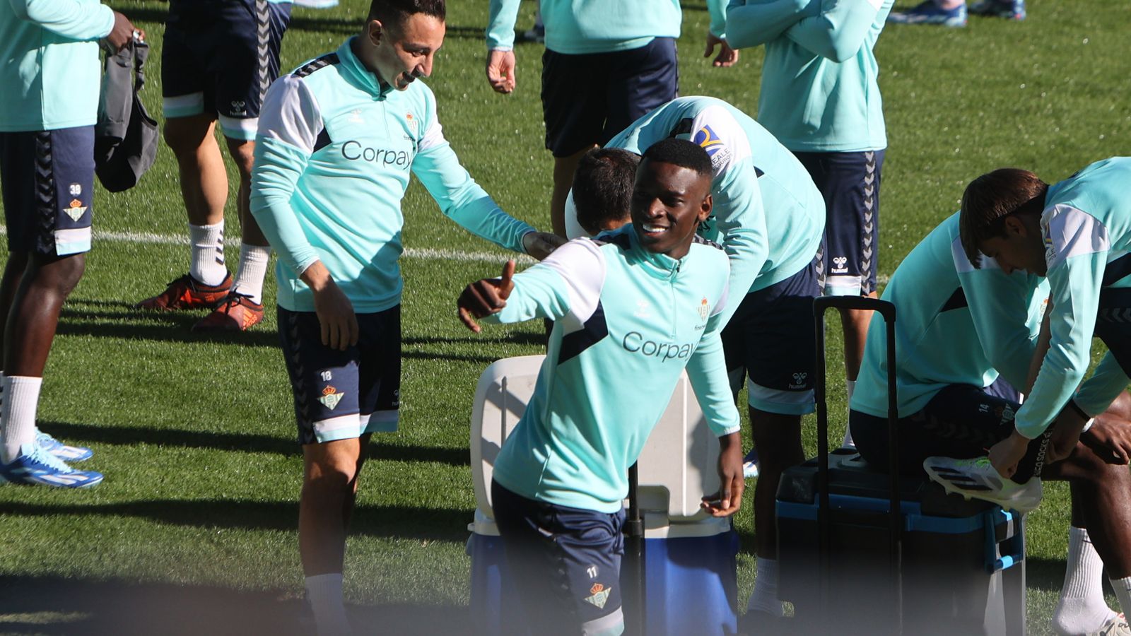 Luiz Henrique hace un gesto de aprobación antes de empezar el entrenamiento en el Benito Villamarín.