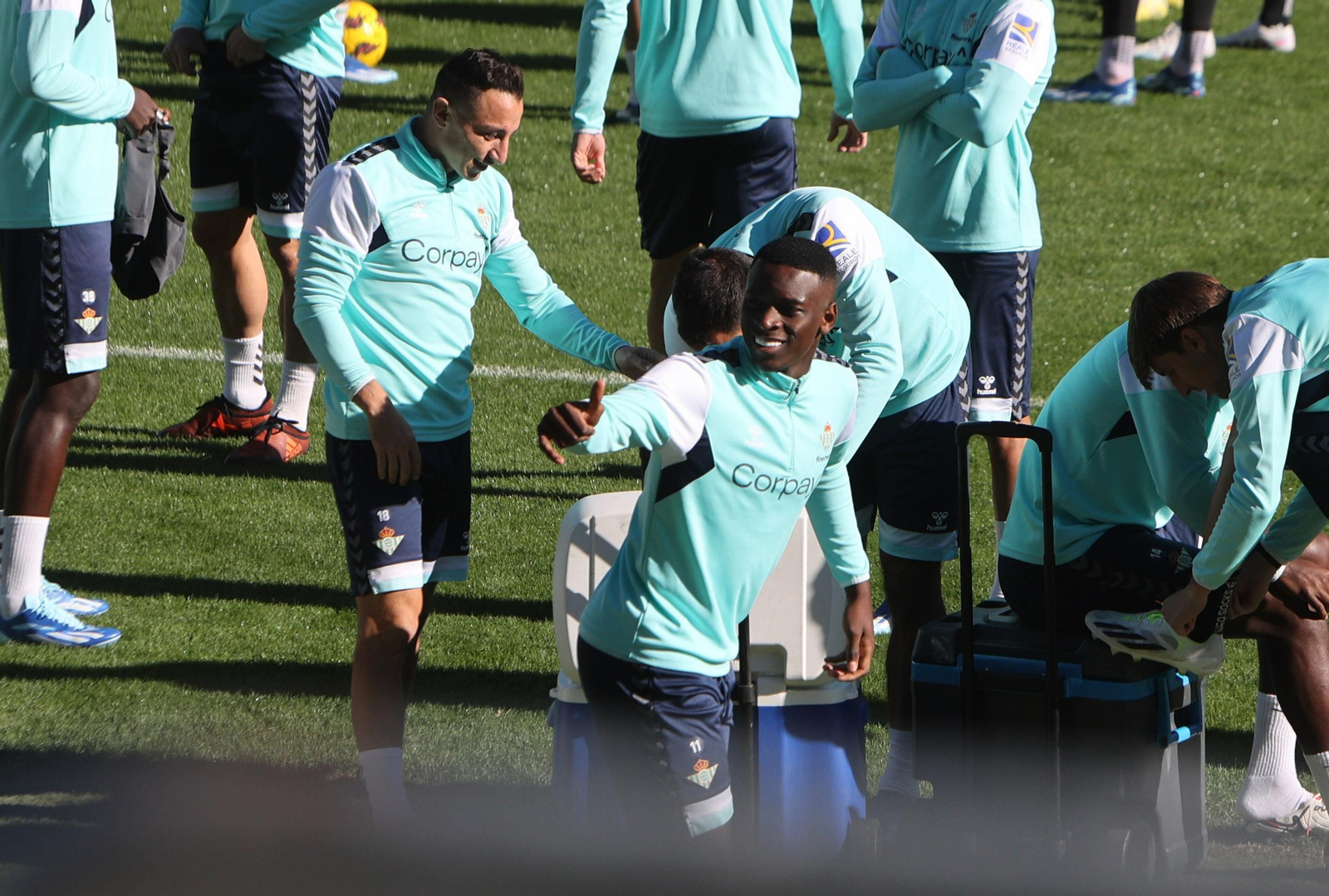 Luiz Henrique hace un gesto de aprobación antes de empezar un entrenamiento en el Benito Villamarín.