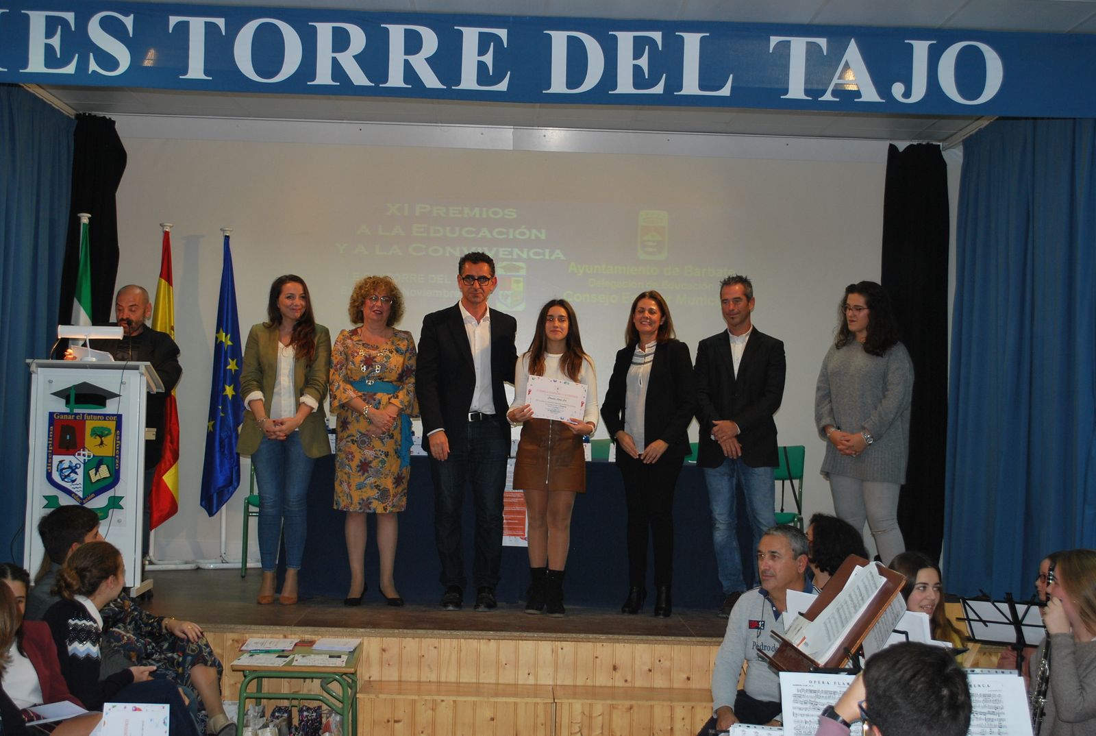 Las autoridades locales y la dirección durante uno de los premios que se entregaron en esta gala educativa.