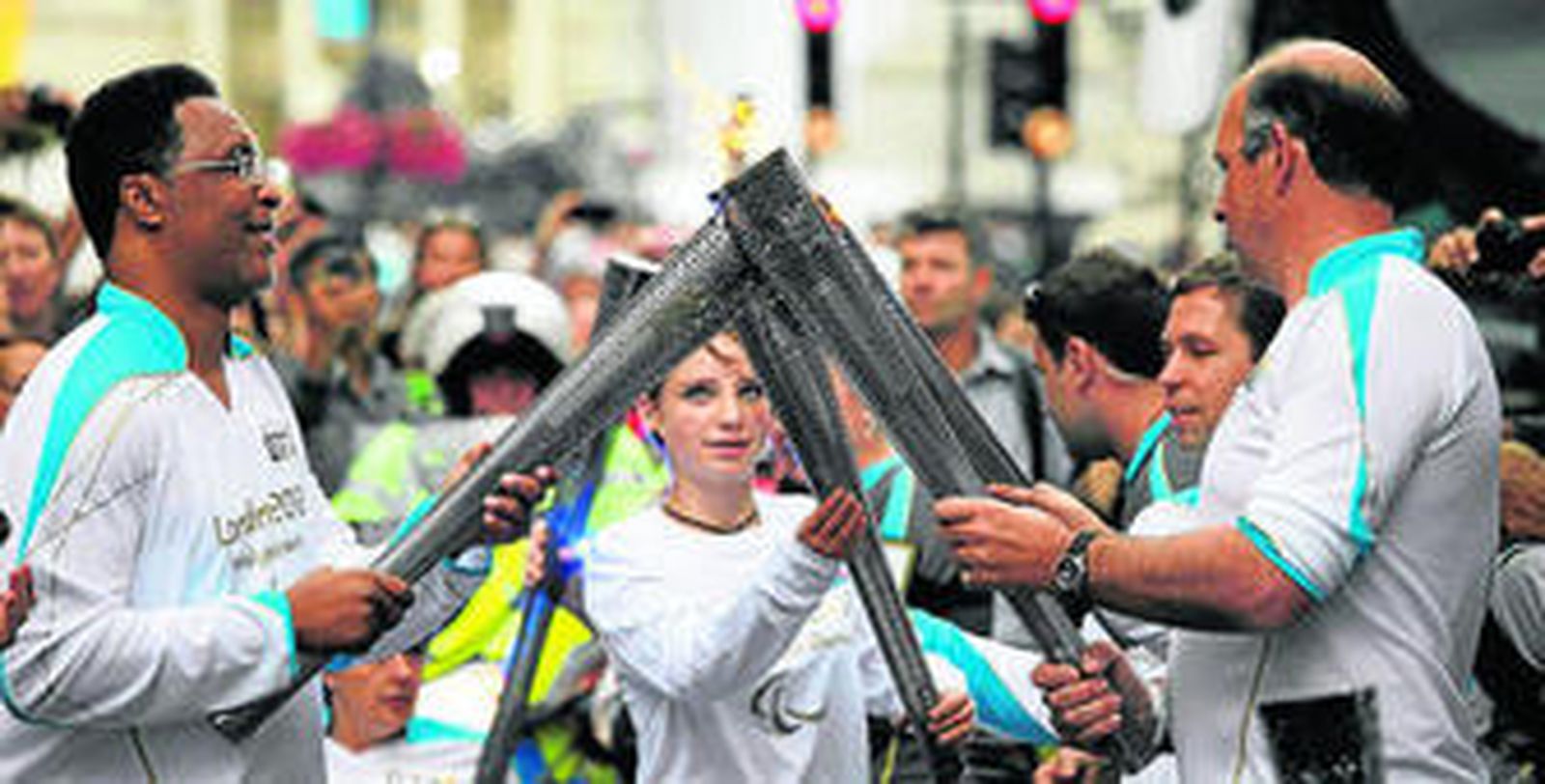 Michael Watson, ex boxeador británico, y otros compañeros con la antorcha olímpica.