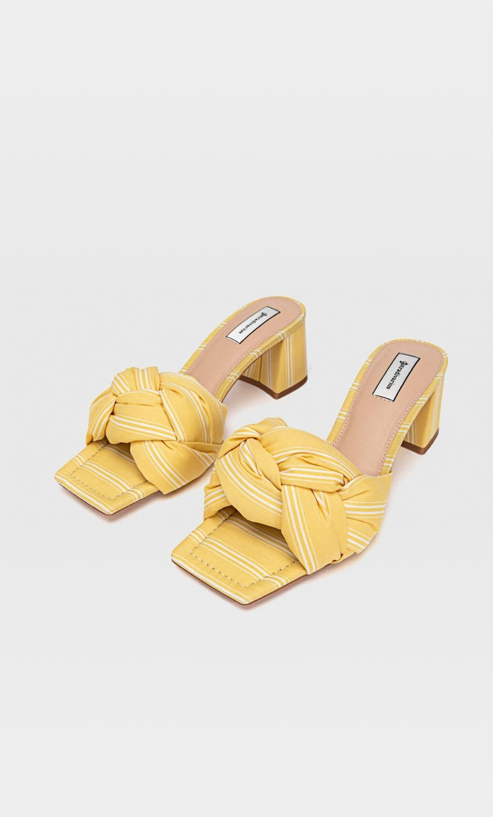 Sandalias mule de tacón ancho y frunce de tela de Stradivarius.