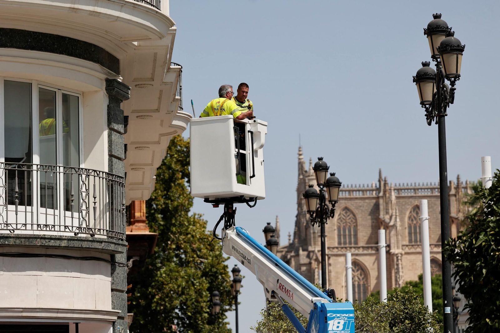 Operarios durante la colocación de los anclajes en los edificios de la Constitución.
