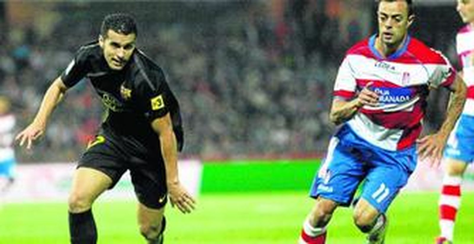 Benítez, a la derecha, persigue a Pedro en el partido ante el Barcelona.