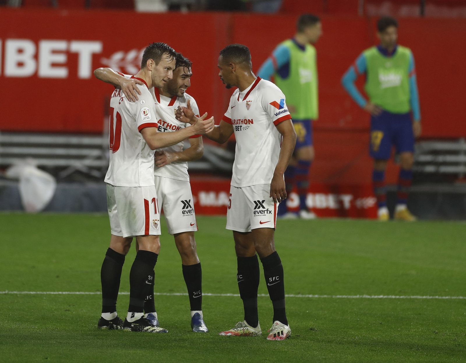 Rakitic es felicitado por Munir y Fernando tras realizar el 2-0.