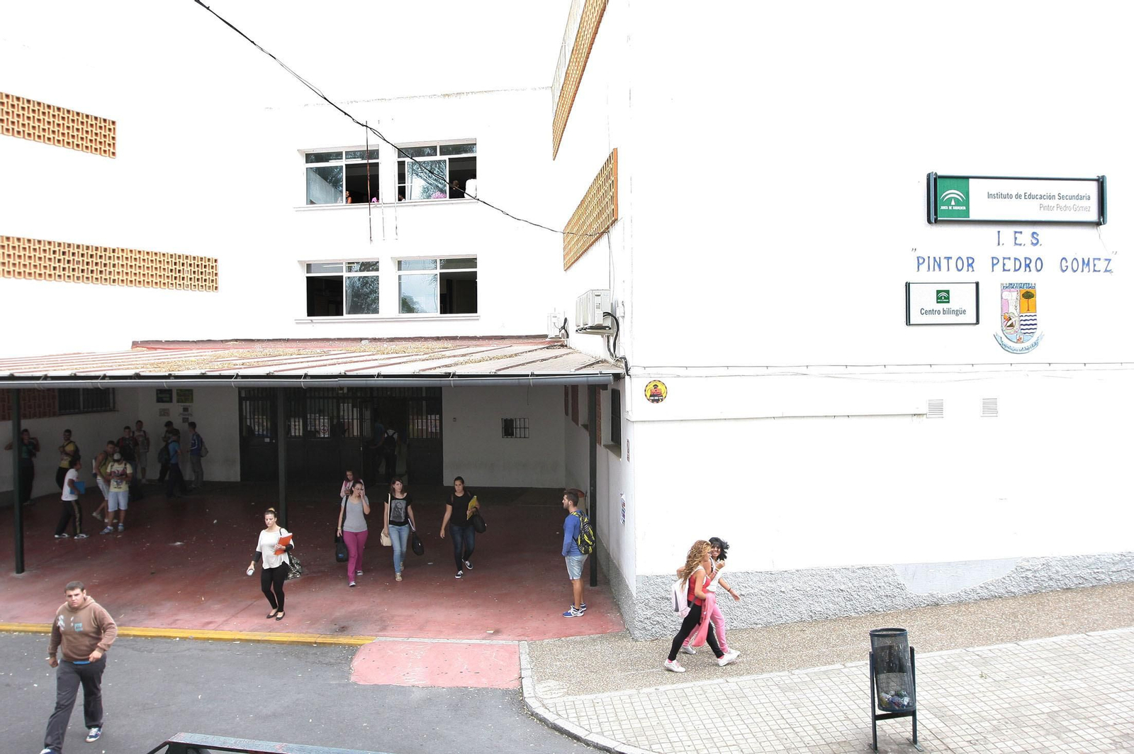 Fachada principal del Instituto Pintor Pedro Gómez.