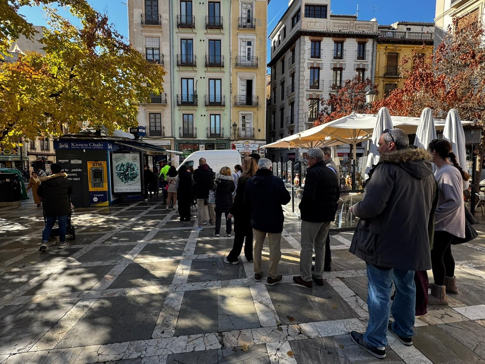 Gente haciendo cola en el Kiosco Chalo este mismo lunes