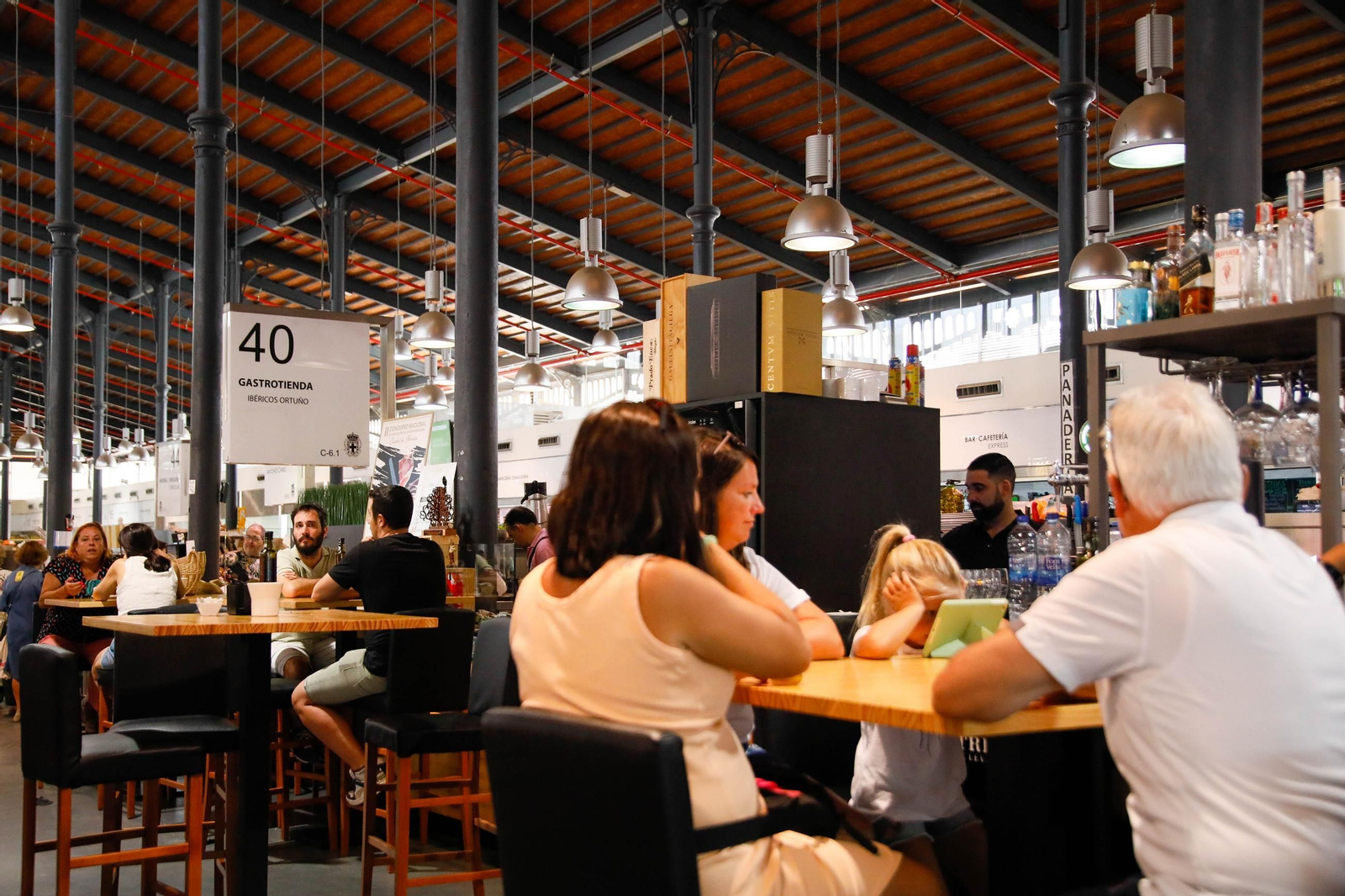 Clientos de Ortuño en su zona gastronómica disfrutando de la hora del desayuno.