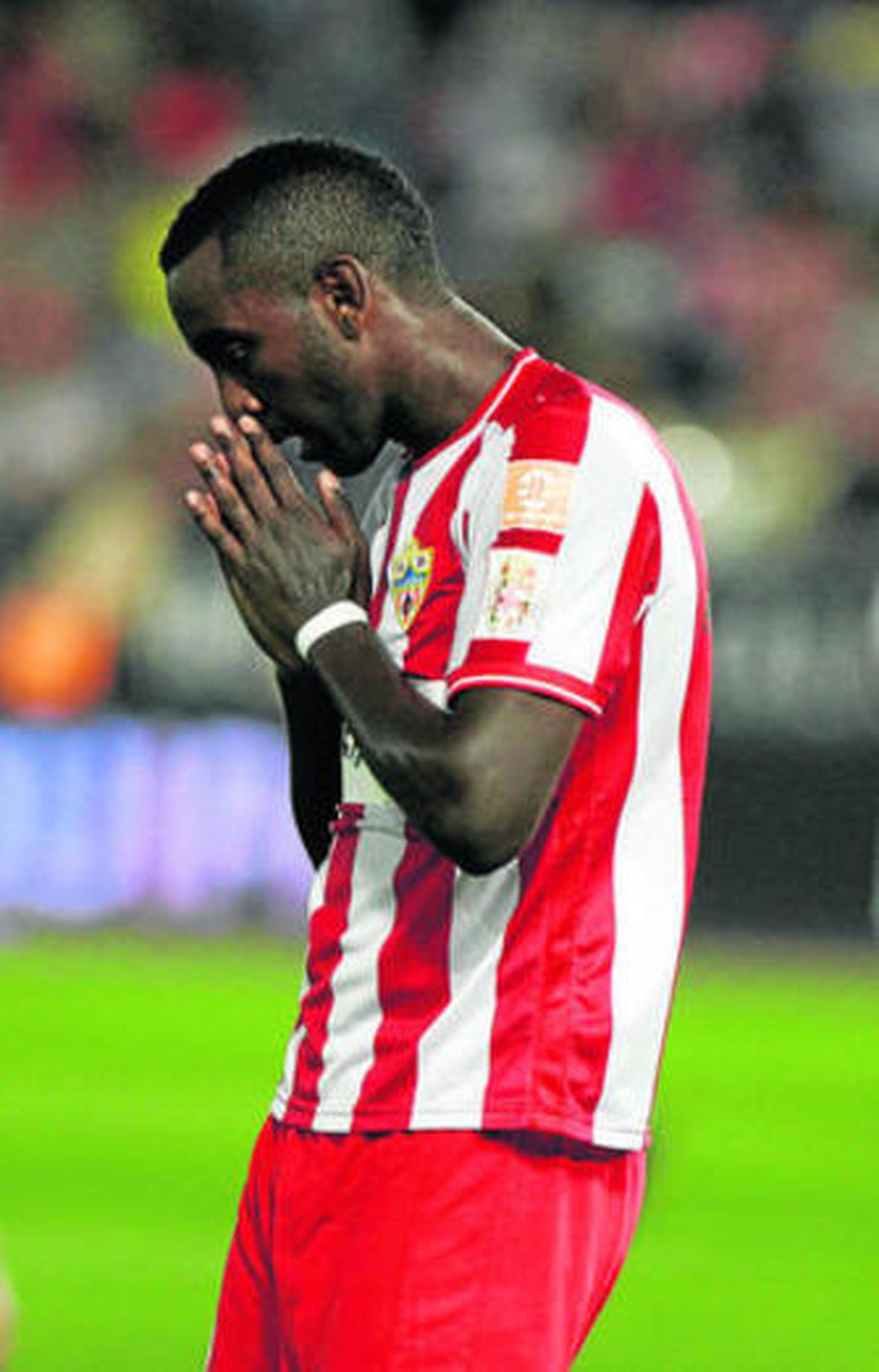 El delantero se lamenta tras una ocasión marrada.