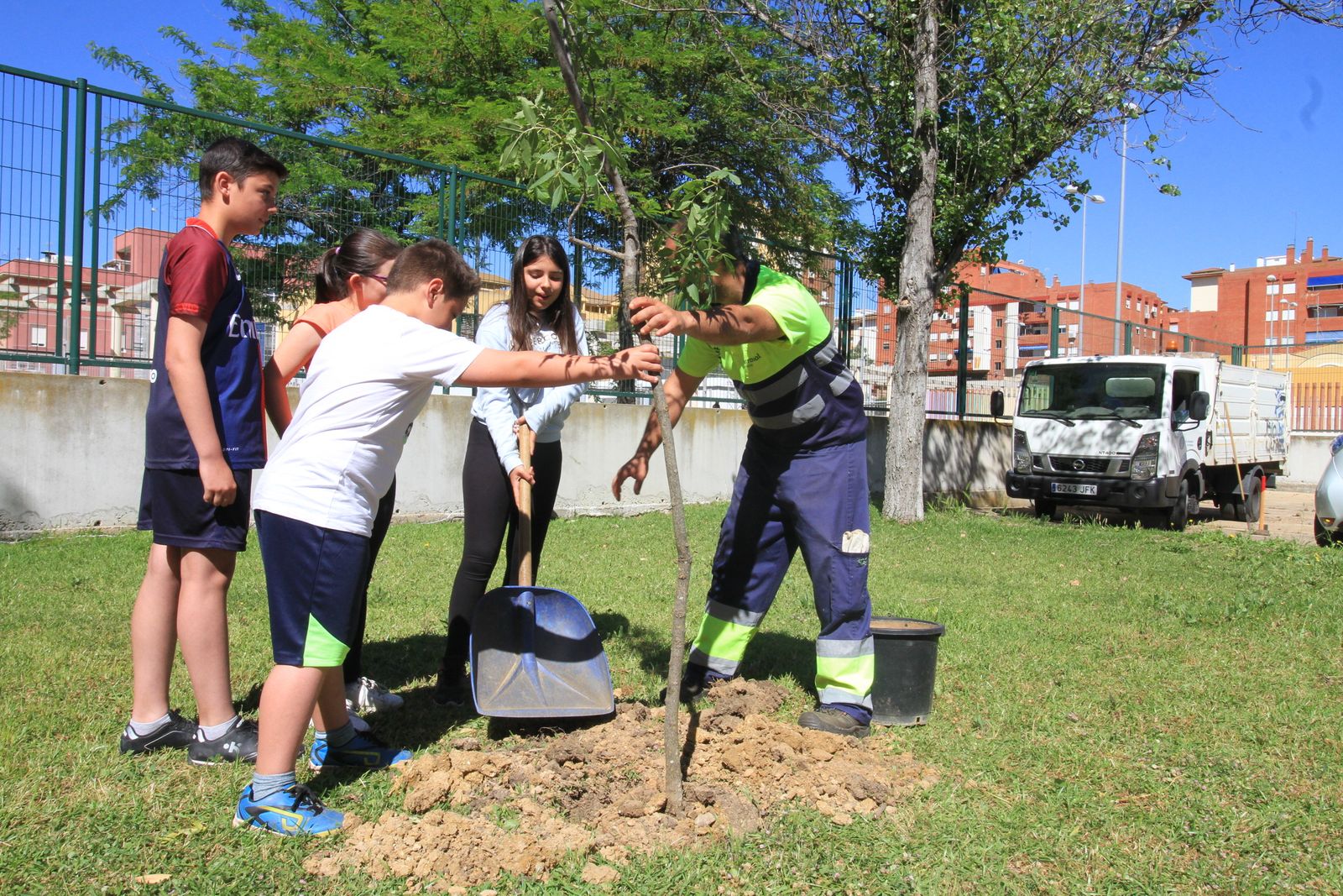Imágenes de la plantación de árboles llevada a cabo en el colegio Los Rosales, con motivo del incendio del año pasado