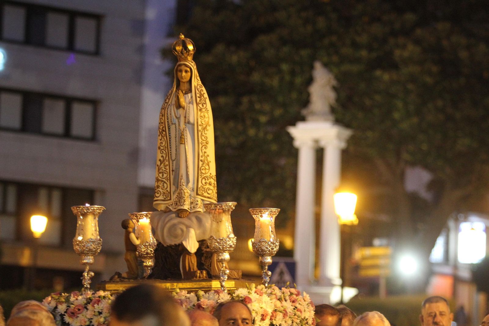 La Virgen de Fátima pasa por el monumento de la Inmaculada en su salida extraordinaria.