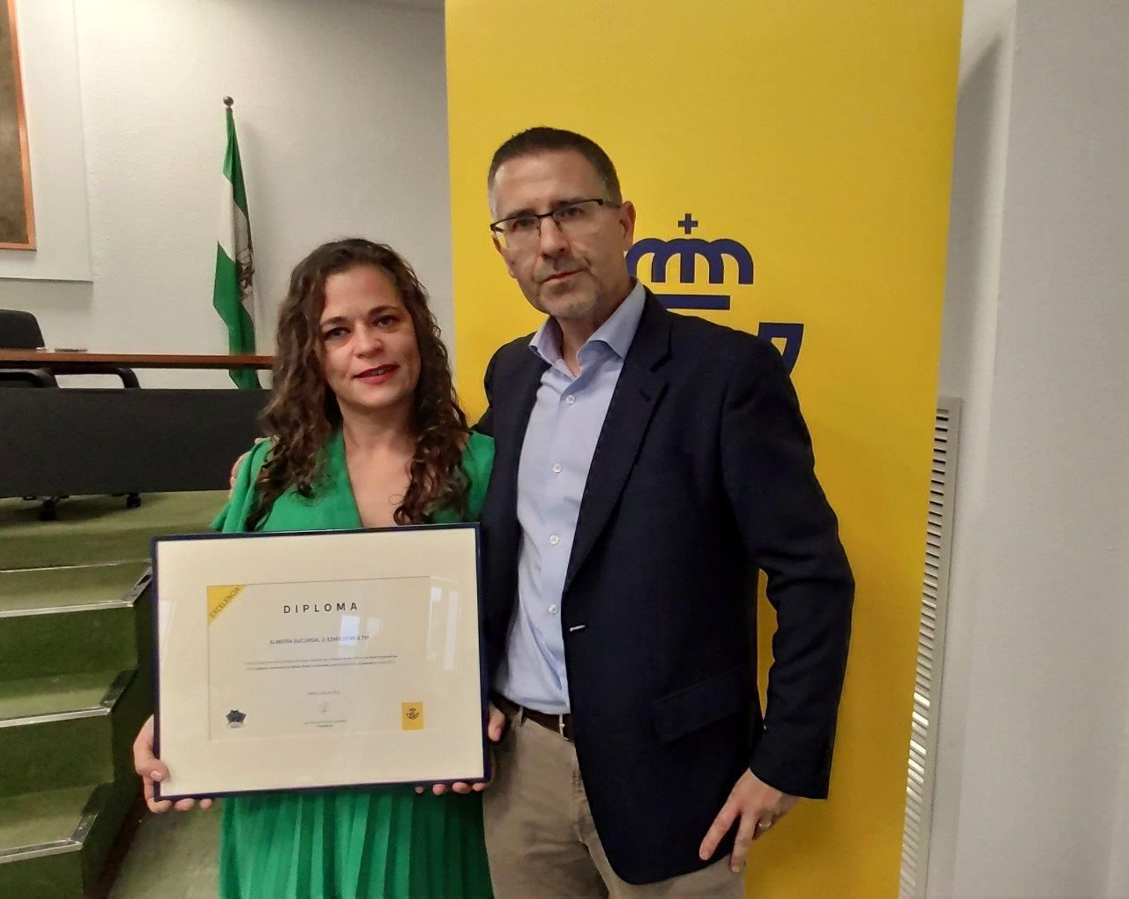 La directora de la sucursal 2 de Correos en Almería, Nuria León, cogió el diploma en nombre de su equipo