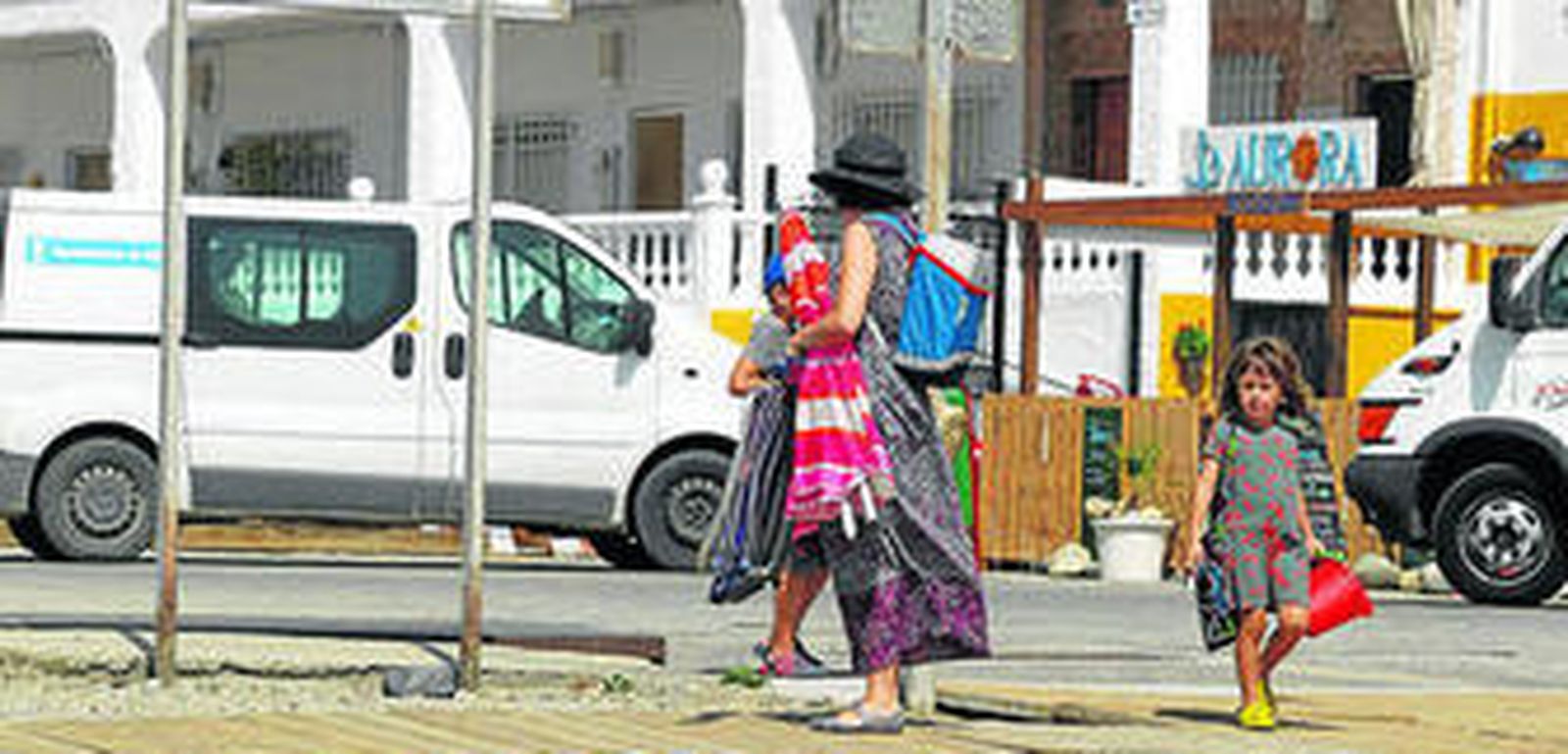 Turistas en la playa de Las Negras.