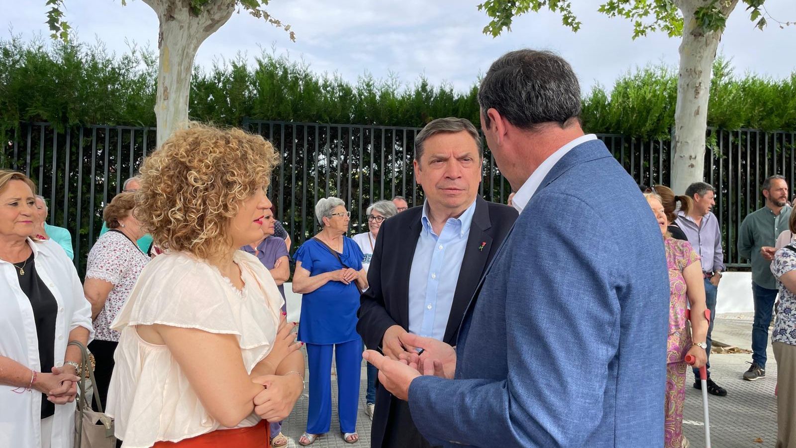 Luis Planas, María Eugenia Limón y Antonio Manuel Rubio en la visita a la Cooperativa vitivinícola Nuestra Señora de la Estrella.