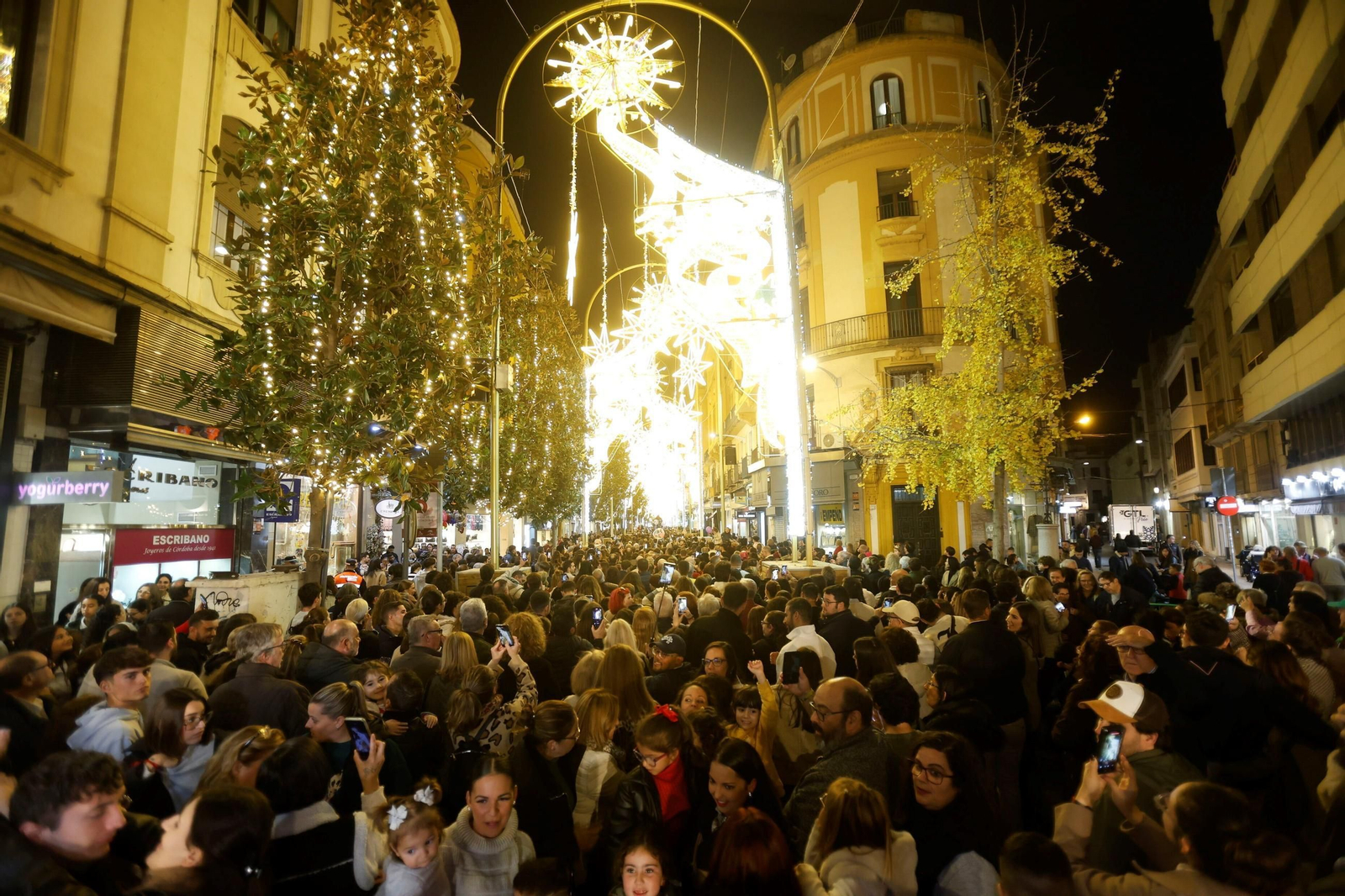 Inauguración del alumbrado navideño en Cruz Conde en 2024.