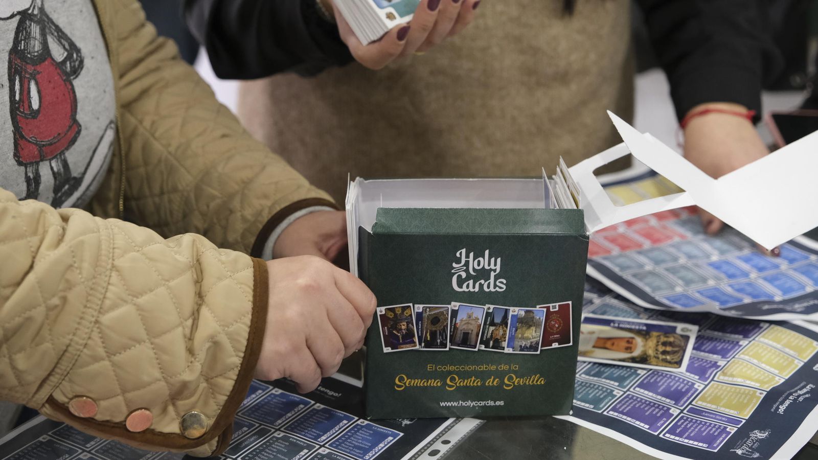 Álbum de cromos de los Holy Cards sevillanos.
