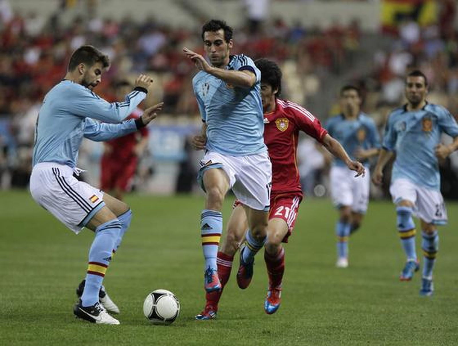 España vence a China gracias a la chispa y la magia de Silva e Iniesta en el último amistoso antes de la Eurocopa.

Foto: Antonio Pizarro