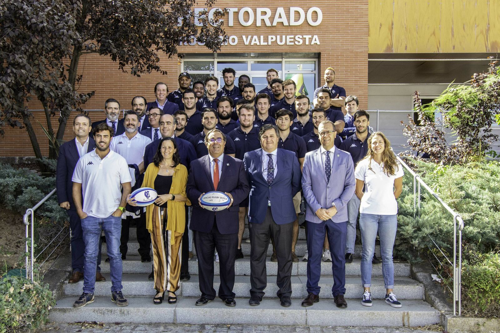 El rector de la UPO y el presidente del Ciencias Cajasol Olavide, con el equipo tras el convenio.