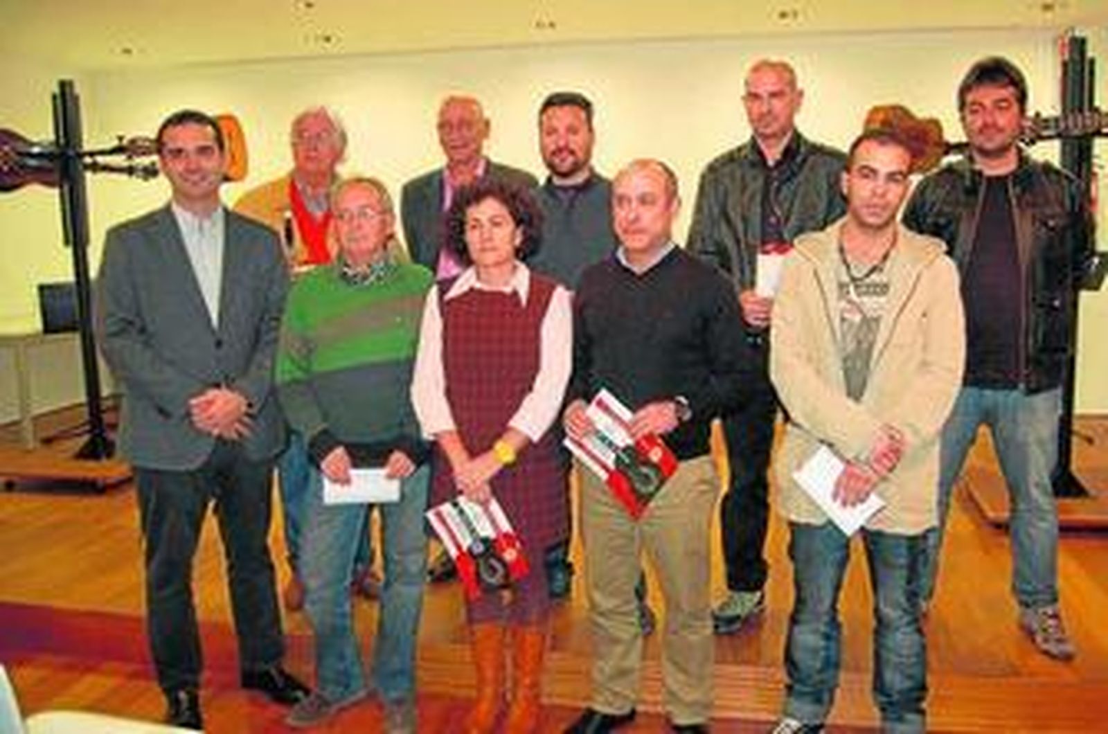 Ramón Fernández-Pacheco junto a Juliá, Pérez Siquier y los premiados en este certamen.
