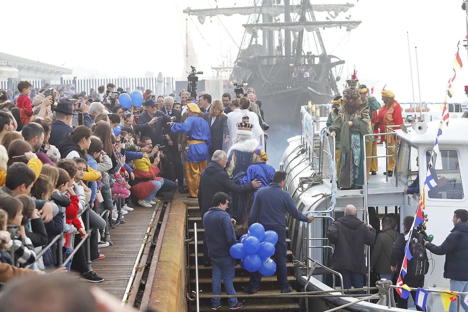 Imágenes de la mágica llegada de los Reyes Magos y la Estrella de la Ilusión a Huelva en barco
