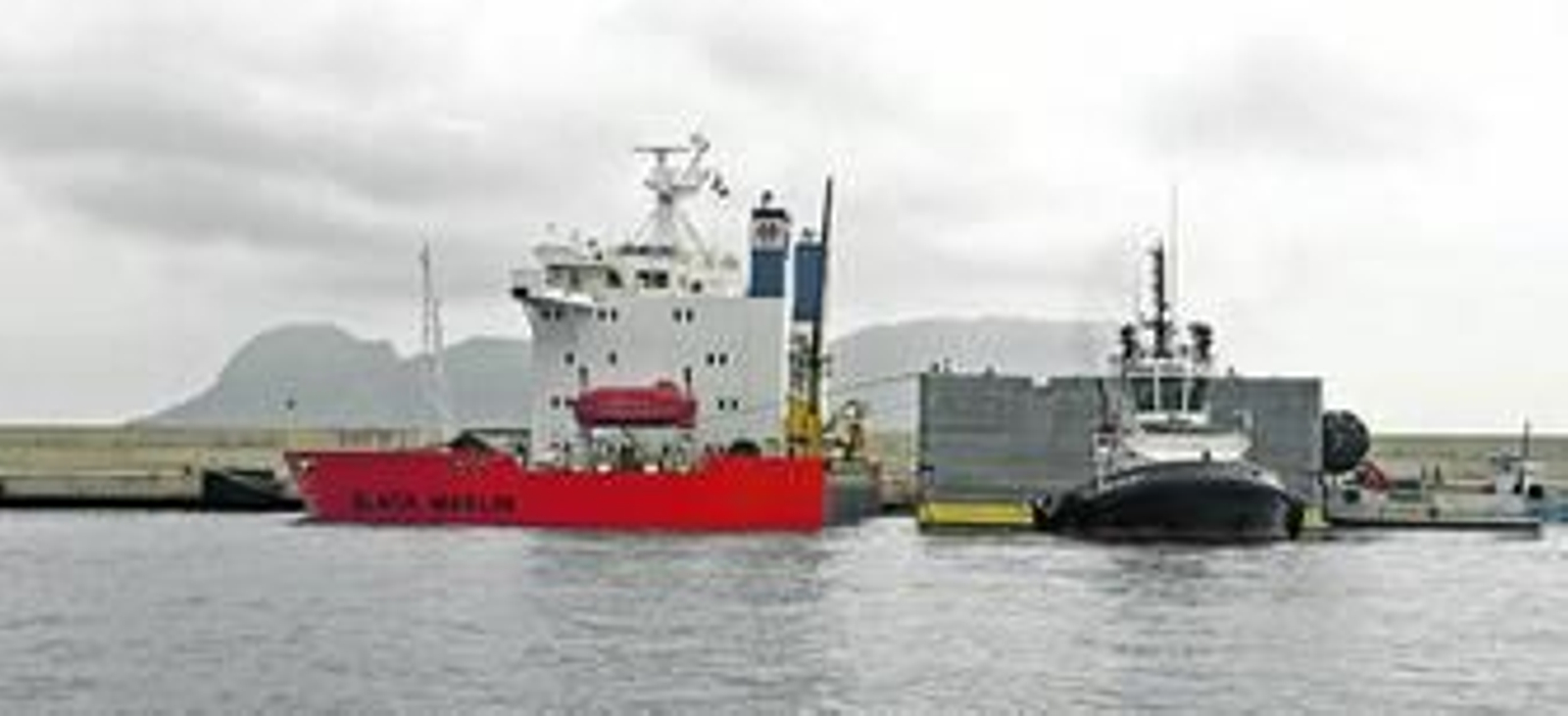 El 'Black Marlin' y el cajón 'Marina', durante la maniobra de carga en el dique exento de Isla Verde Exterior.