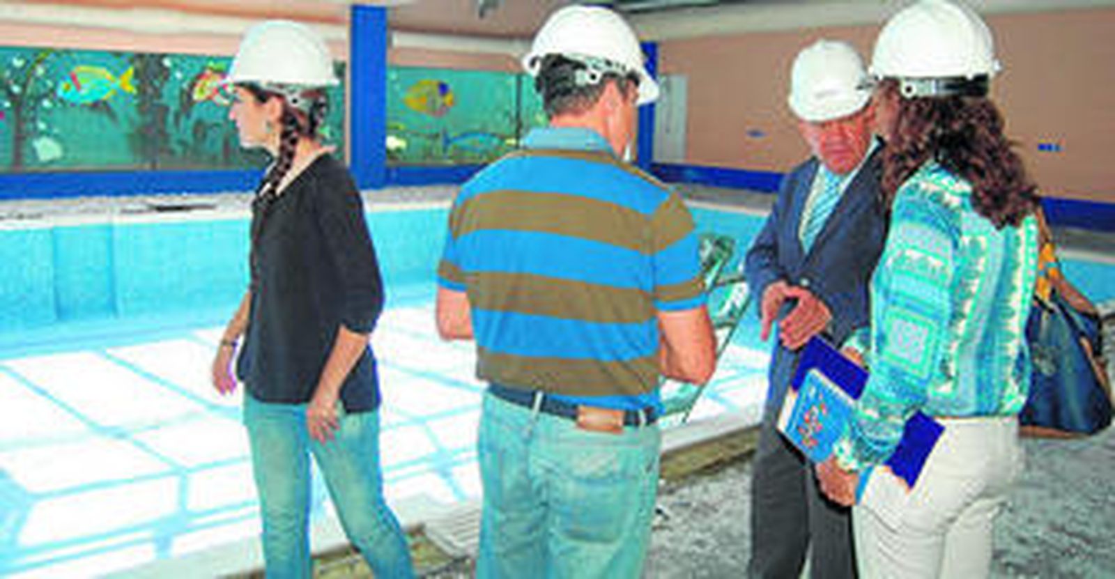 Visita del alcalde a las obras que se realizan en la piscina cubierta de Bahía Sur.